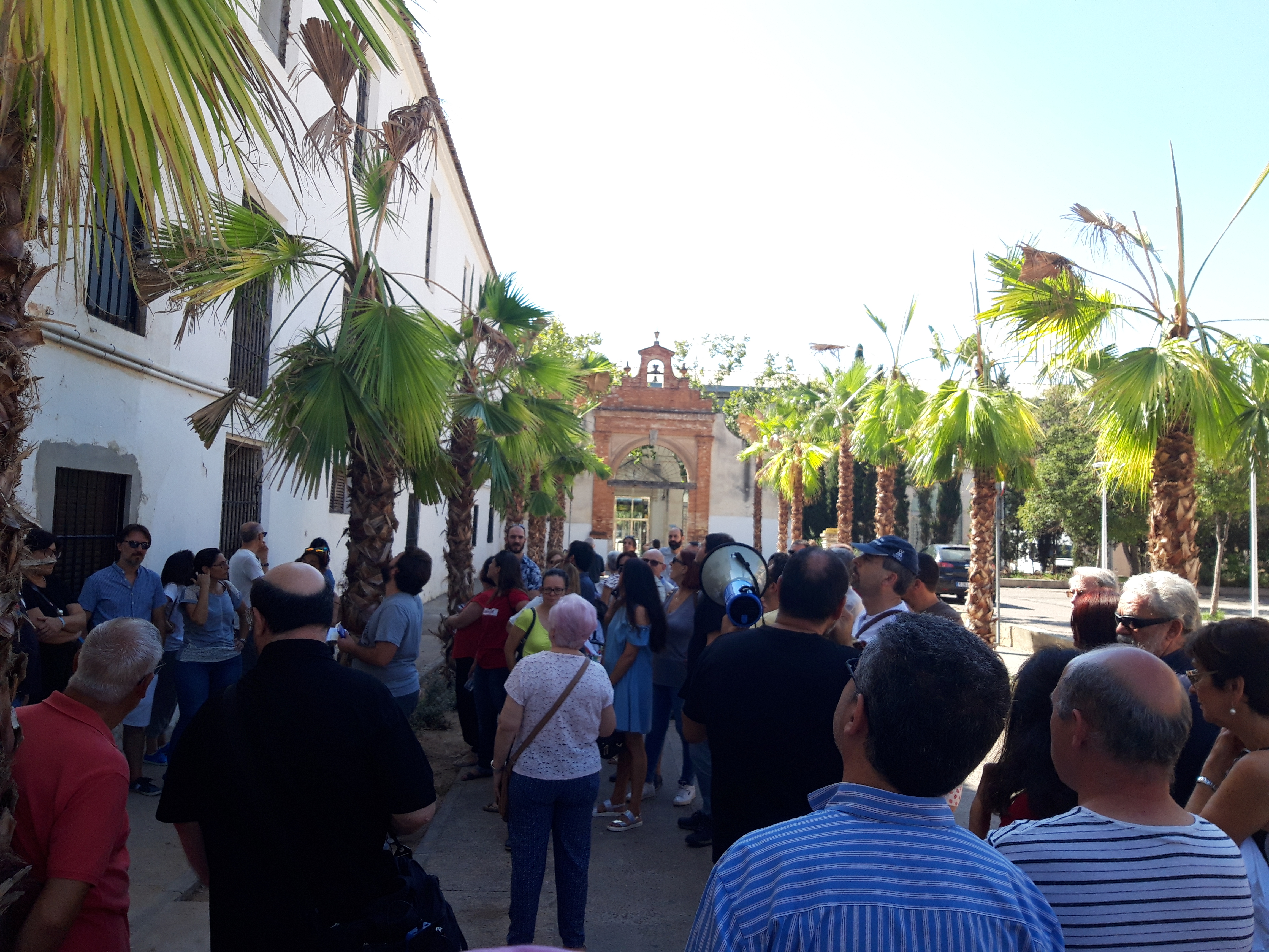 Un centenar de asistentes conocen el barrio en la ruta guiada organizada por la Asociación Vecinal de Patraix